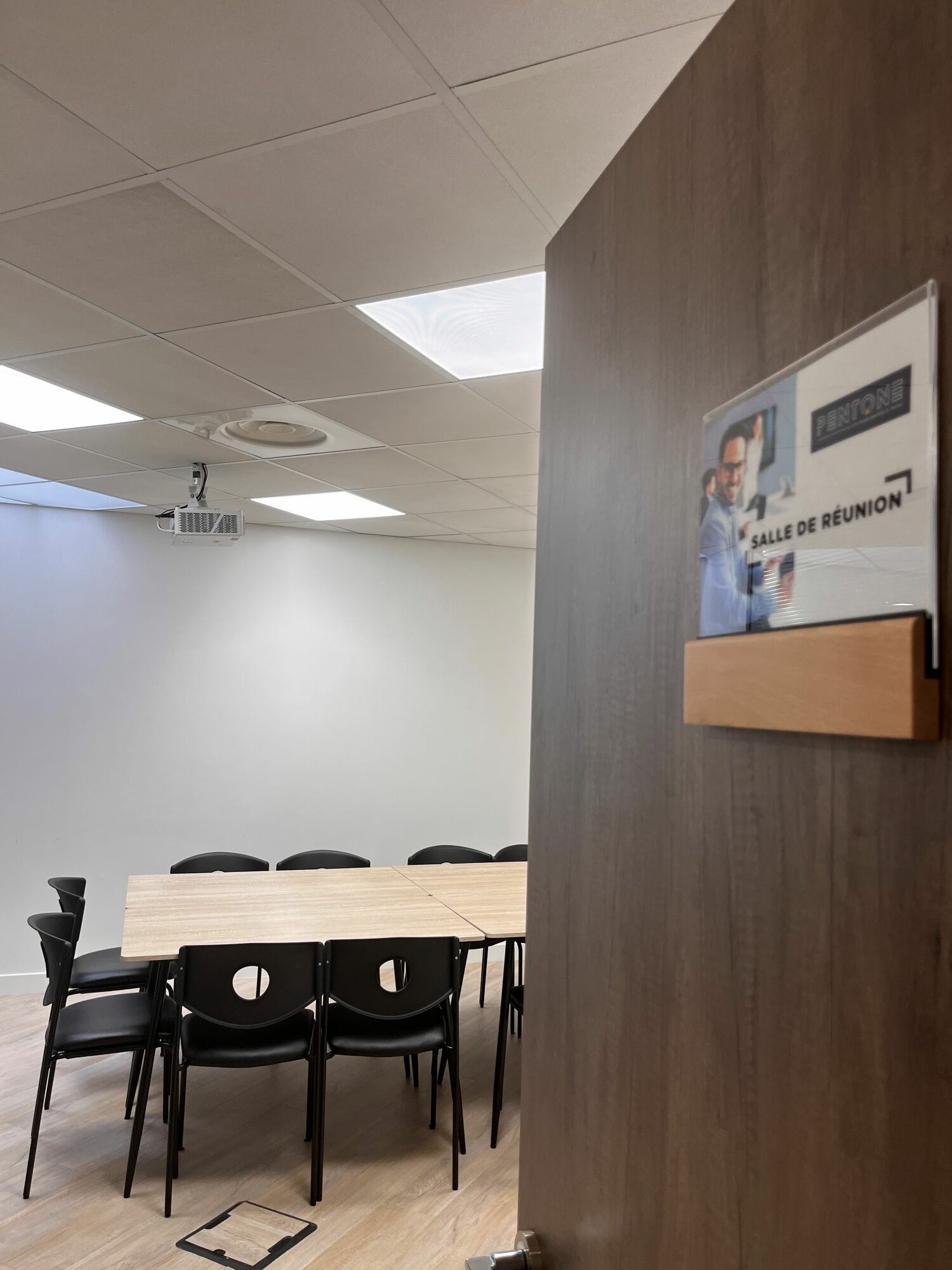 Salle de réunion à louer salle de réunion en location à mondeville chez pentone hôtel d'entreprises pépinière d'entreprises