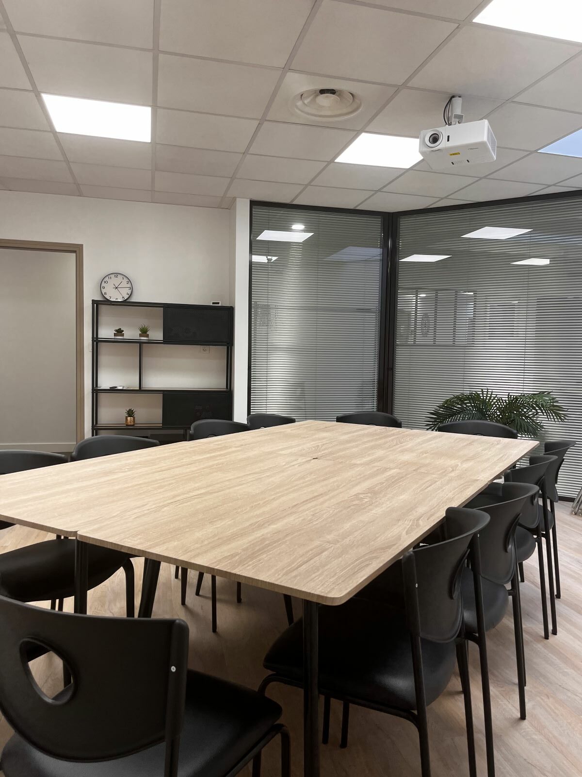 Salle de réunion à louer salle de réunion en location à mondeville chez pentone hôtel d'entreprises pépinière d'entreprises