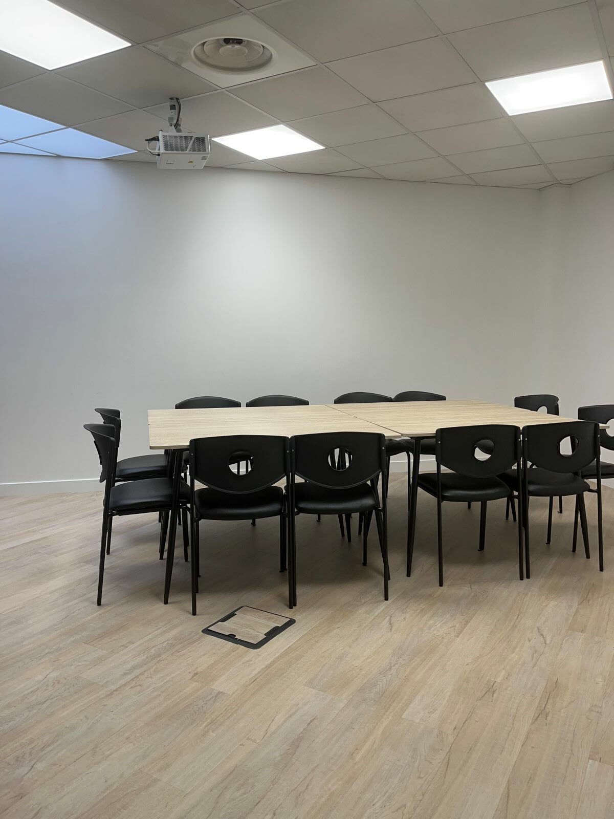 Salle de réunion à louer salle de réunion en location à mondeville chez pentone hôtel d'entreprises pépinière d'entreprises