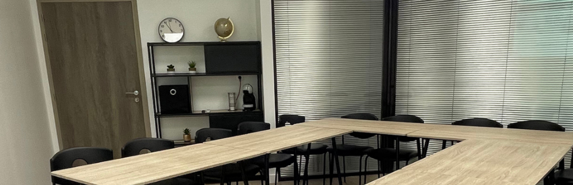 salle de réunion Pentone Caen Capacité et agencements salle de réunion modulable équipements