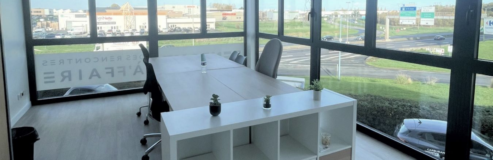 Espace de travail productivité bureau salle de réunion cabinet de consultation cuisine location 