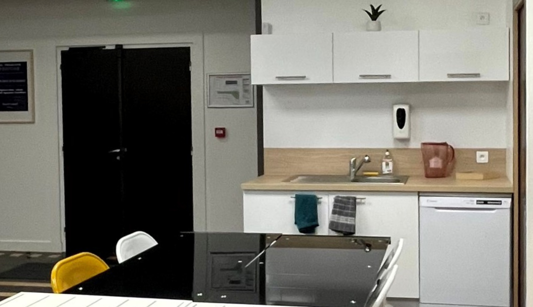 Cuisine équipée à Caen : l’atout confort en espace de travail