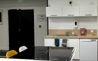 Cuisine équipée à Caen : l’atout confort en espace de travail